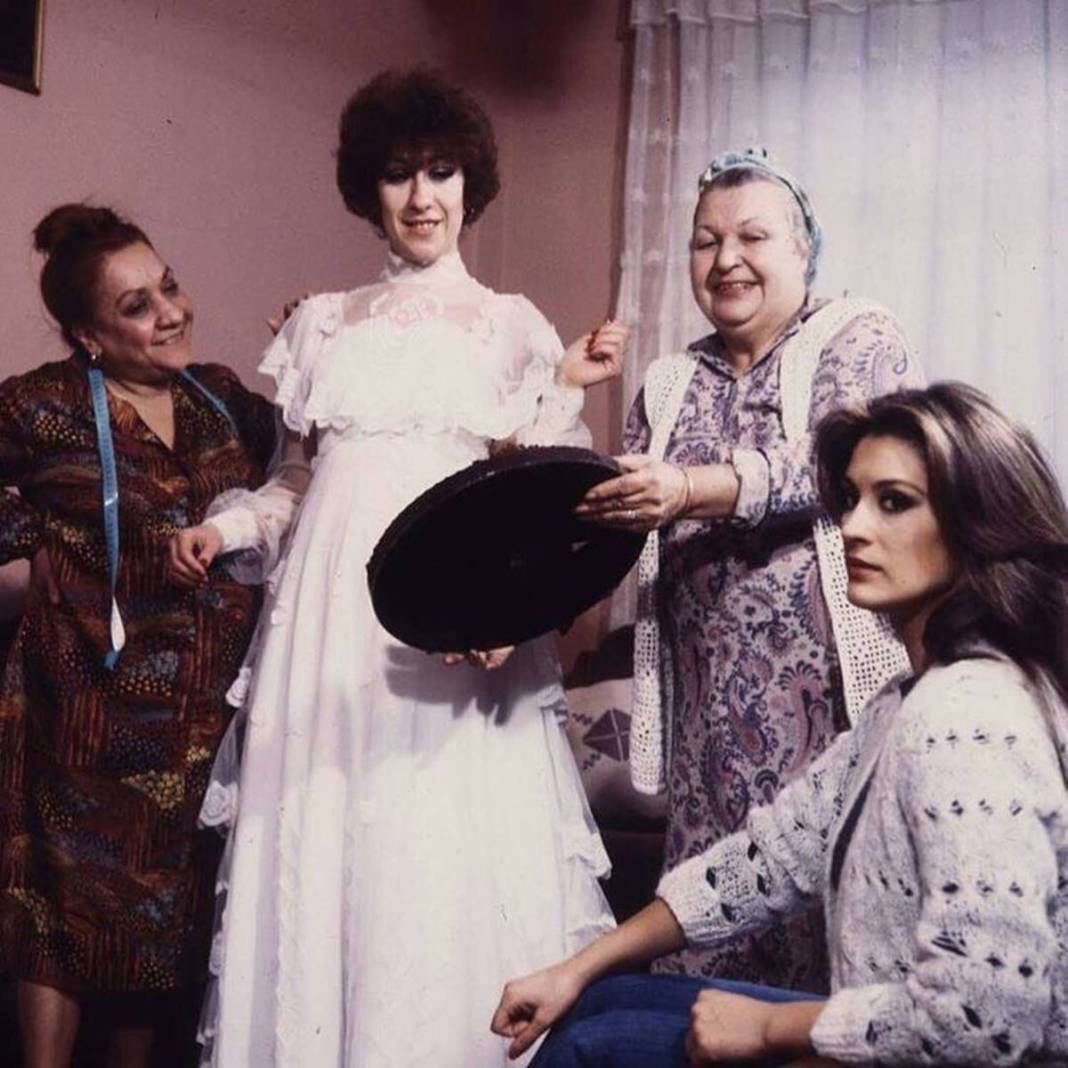 69 yaşındaki Gülşen Bubikoğlu'nun pozları hayran bıraktı! Yıllar geçse de ışıltısını kaybetmiyor... 1